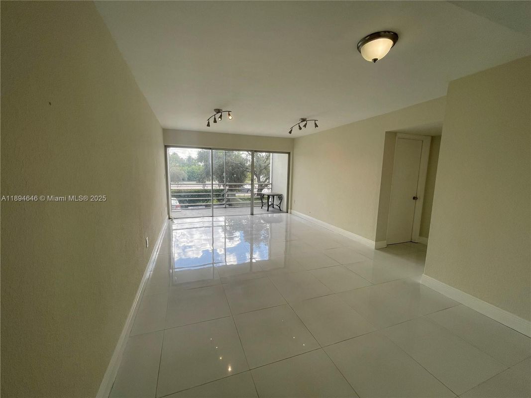 Foto del edificio - 4255 N University Dr