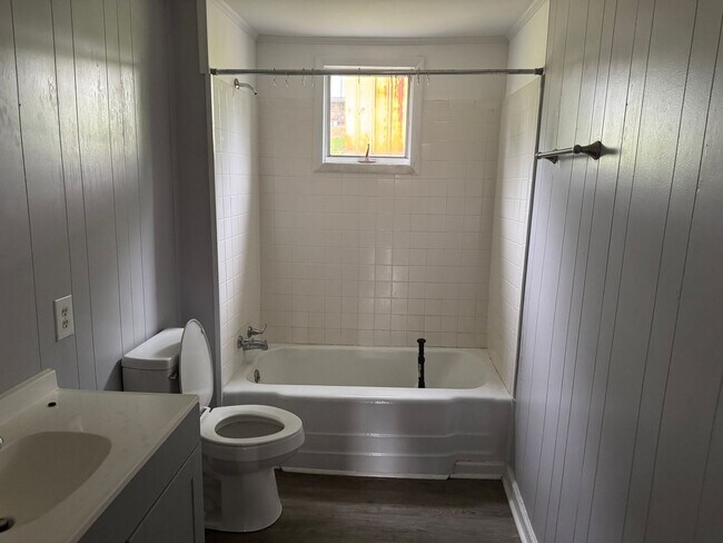 Foto del edificio - Four bedroom home in Bristol VA
