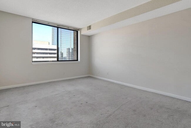 Building Photo - 3709 S George Mason Dr