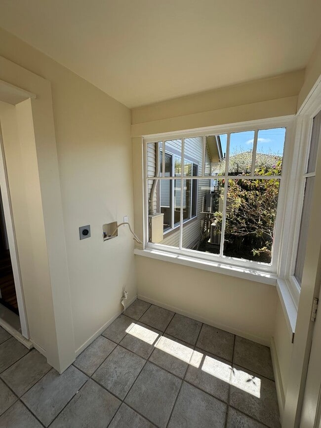 Building Photo - Charming 1 Bed, 1 Bath Cottage – Detached Garage + Sunroom!