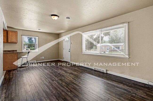 Building Photo - Gorgeous Home with Fenced Yard and Patio
