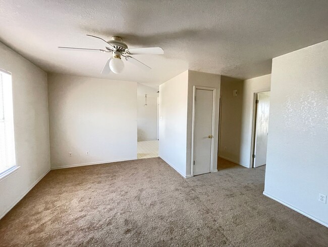 Foto del edificio - 1801 Cedarhill Dr