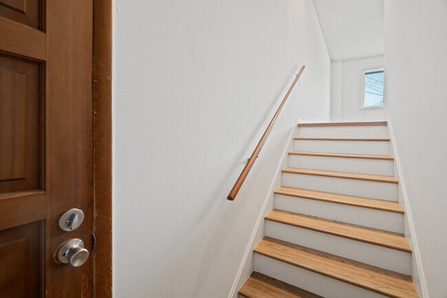Foto del edificio - Charming & Newly Updated 2BR Duplex with F...
