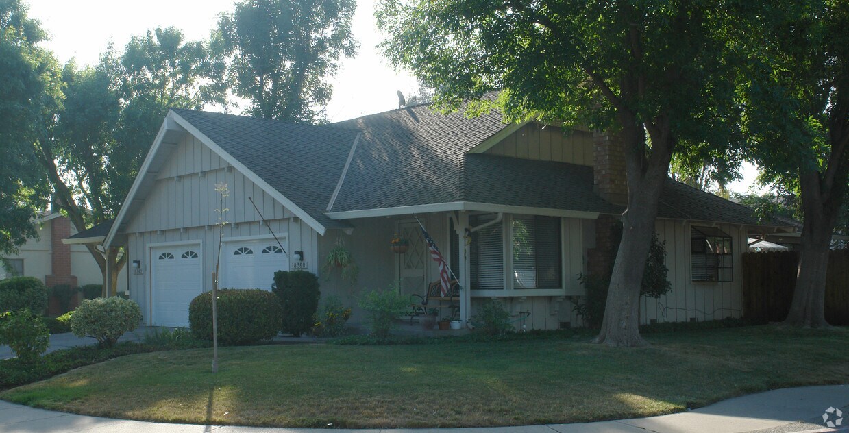 Foto principal - 18360-18362 Carriage Dr