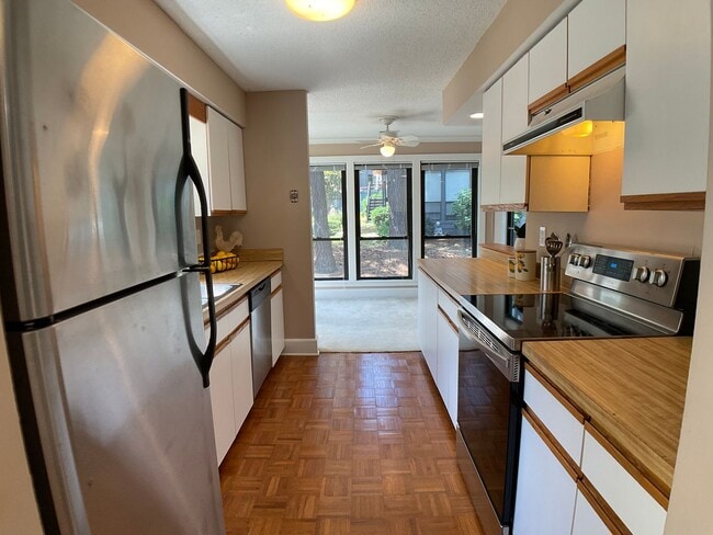 Building Photo - Lovely First Floor 2 bed, 2 bath condo in ...