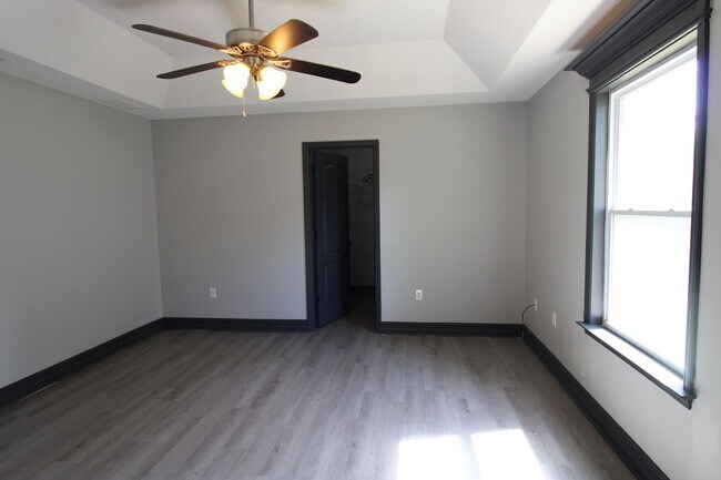 Foto del edificio - 3-Bedroom Coming Soon In June!