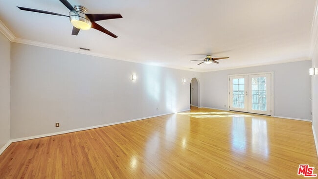 Building Photo - 432 S Doheny Dr