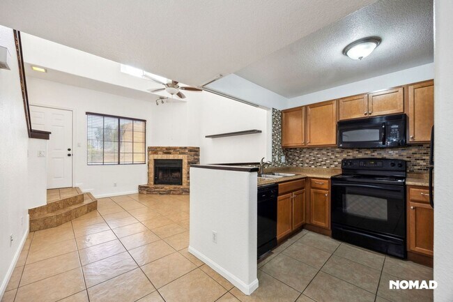 Building Photo - Charming 2BR Townhome in Phoenix