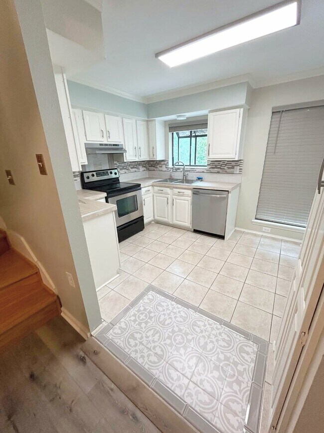 Building Photo - 1304 E Bayou Pky