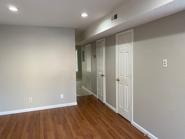 Building Photo - 2 Bed 1.5 Bath Close to Wilma Rudolph