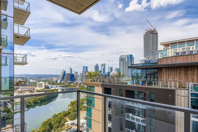 Foto del edificio - Gorgeous 30th Floor 2BD / 2BA Corner Sky R...