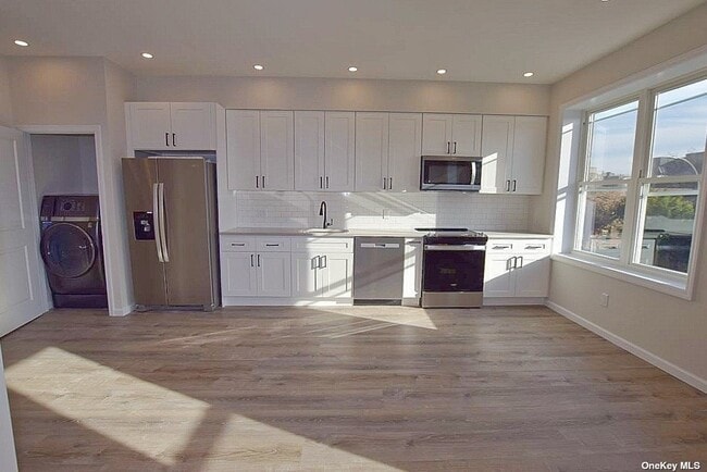 Building Photo - 39-31 47th Ave