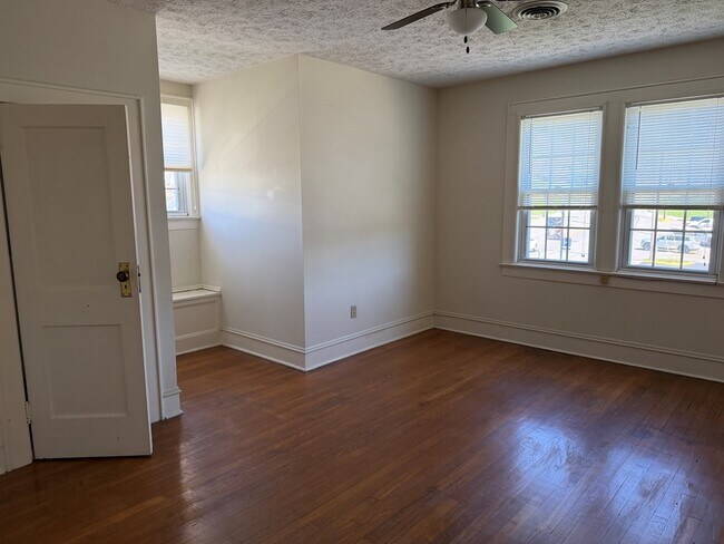 Foto del edificio - 122 E Main St