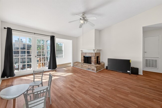 Foto del edificio - 10555 Turtlewood Ct