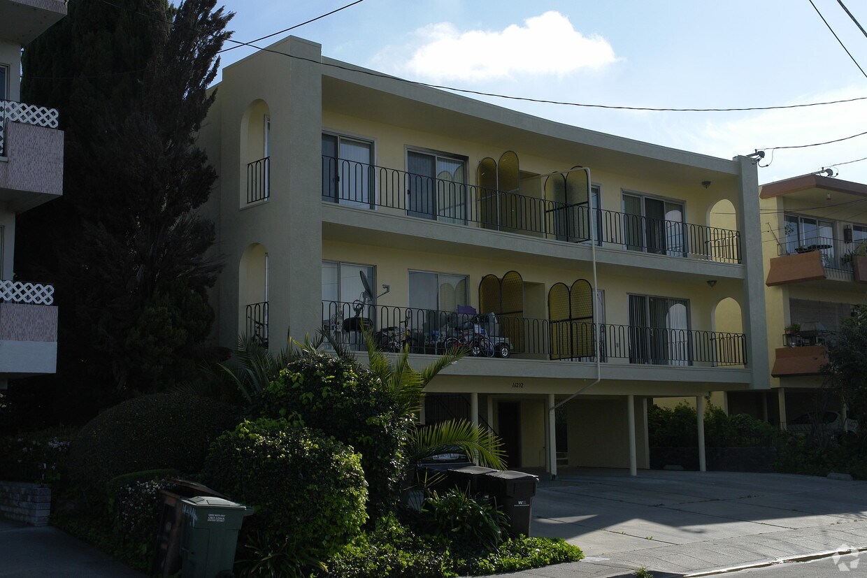 Foto del edificio - 16232 Saratoga St