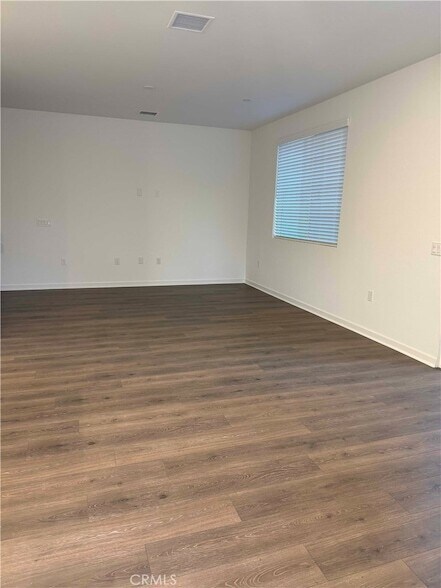 Foto del edificio - 32879 Manhattan Ave