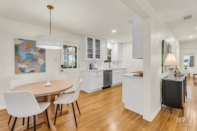 Building Photo - 357 Azalea St