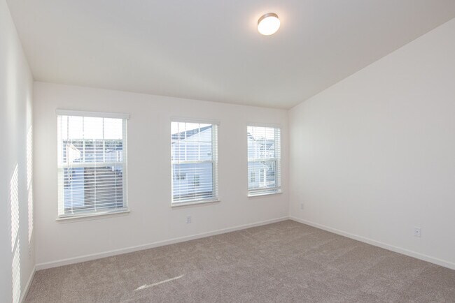 Building Photo - BEAUTIFUL 2 Bedroom Townhome in MIDLAND AVAILABLE JUNE 2026