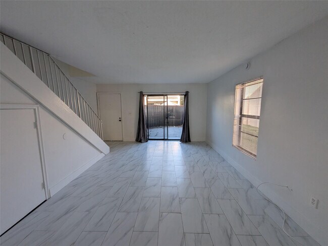 Foto del edificio - 2456 NW 52nd Ave