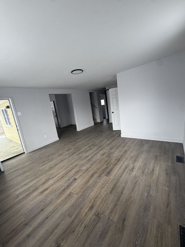 Foto del edificio - Welcome to this spacious 3-bedroom, 1-bathroom home located in the heart of Washington Courthouse...