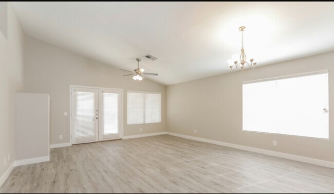 Foto del edificio - 3646 Russian Olive St