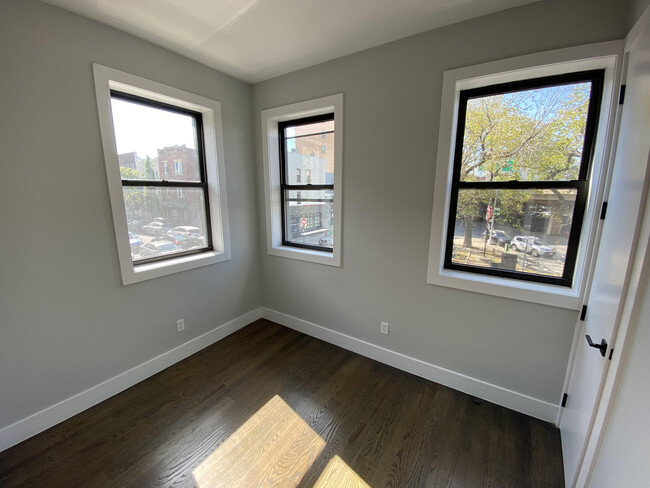Building Photo - 644 Lorimer St