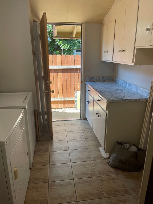 Foto del edificio - 5 Bedroom, 3 Bath Home in East Davis