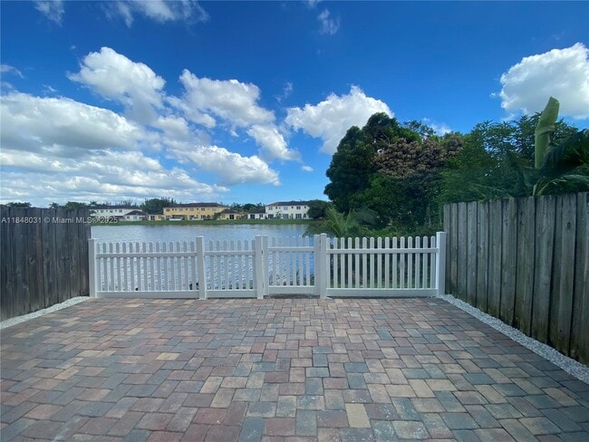 Building Photo - 949 NE 42nd Ave