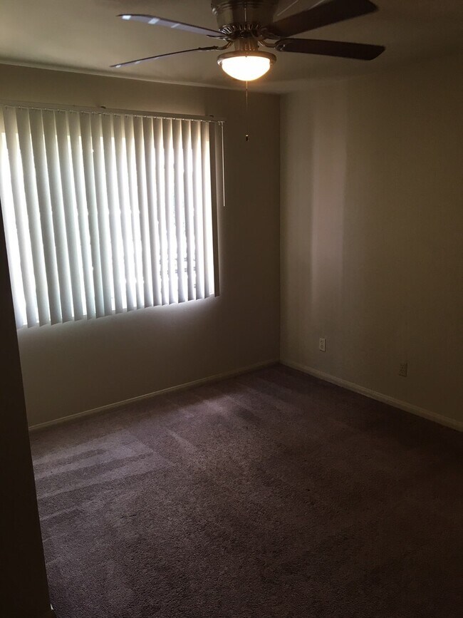 Building Photo - 4 Bedroom 2 Bath Home in College Area near...