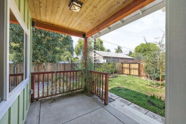 Building Photo - 324 W Lime Ave