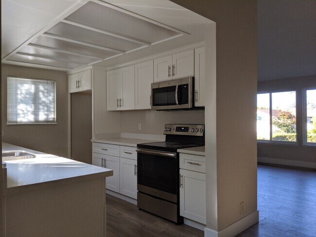 Building Photo - Remodeled 4 Bed 2 Bath Beauty in Vintage H...