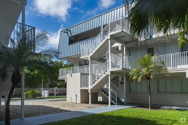 La Estancia - La Estancia Apartments