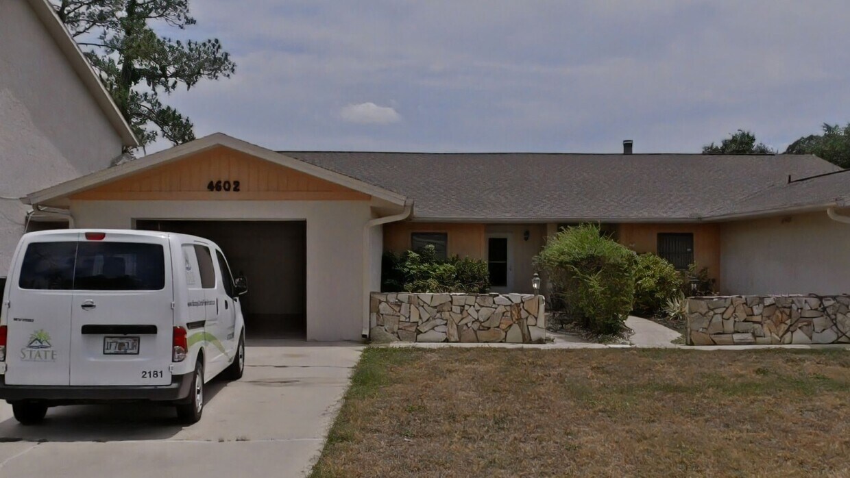 Foto principal - Charming 2 Bed, 2 Bath Rental with Garage ...