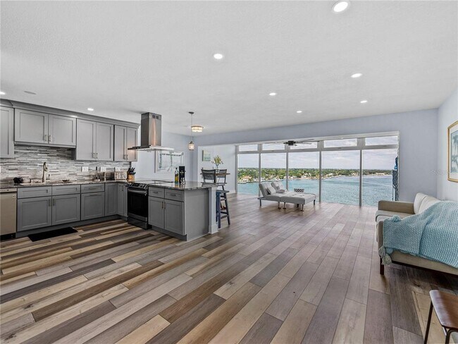 Building Photo - 7200 Sunshine Skyway Ln S