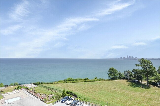 Foto del edificio - 12900 Lake Ave