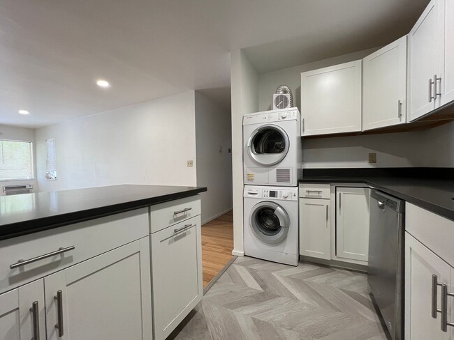 Building Photo - Bright 2 Bed/2 Bath Condo in Boulder! Avai...