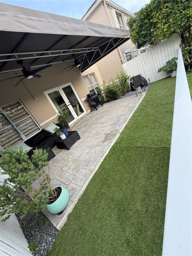 Foto del edificio - 5460 SW 70th Pl N