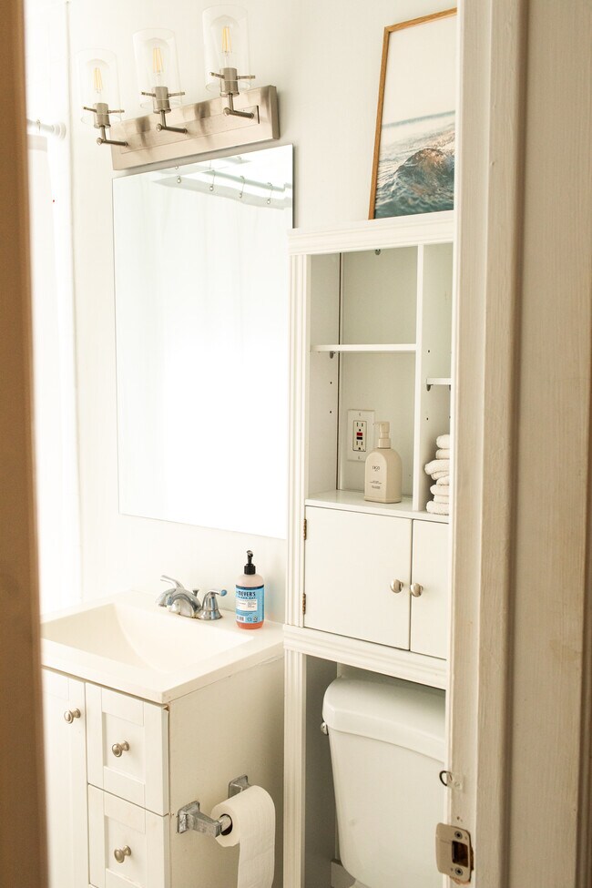 Building Photo - 1036 E 2nd St