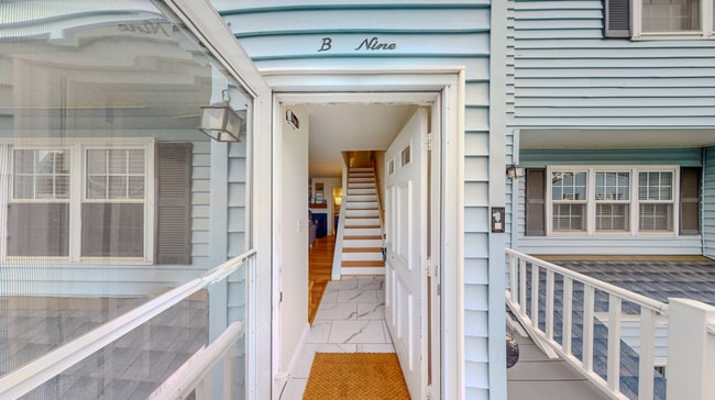 Building Photo - Beautiful 2 Bedroom Multi Level Condo