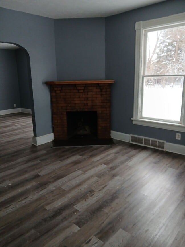 Building Photo - 964 N Court St