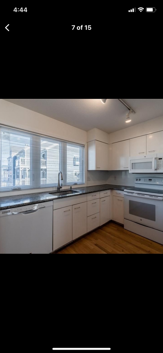 Foto del edificio - 72 Cosey Beach Ave
