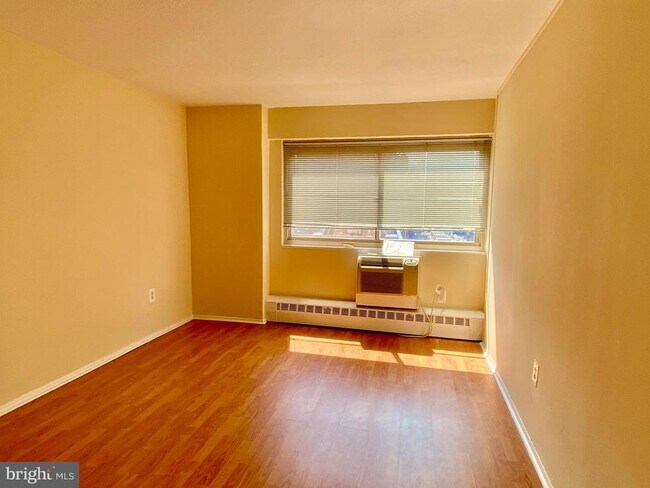 Building Photo - 2101 CHESTNUT St