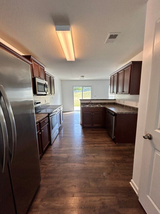 Foto del edificio - 5 bed, 3 bath, 2 car garage, and locate in...