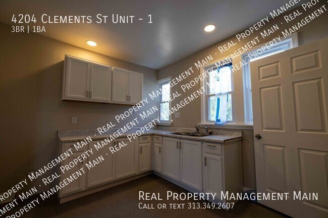 Foto del edificio - 4204 Clements St