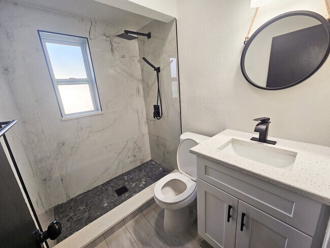 Baño - 1105 E South St