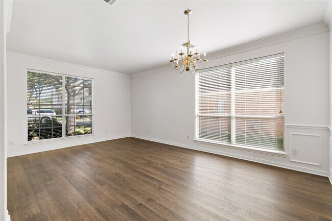 Foto del edificio - 3326 Lakeway Ln