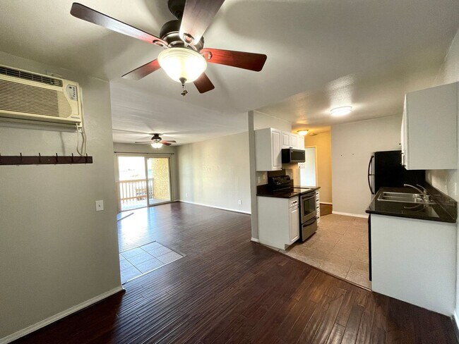 Building Photo - Great 2B/2BA Condo w/ Reserved Parking & W...
