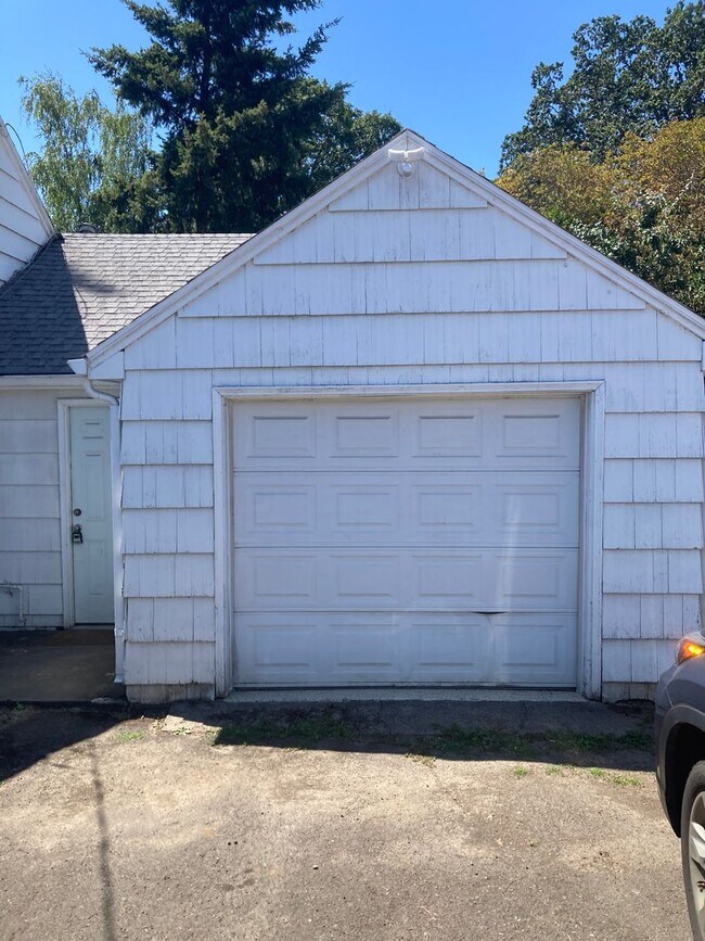 Building Photo - Hillsboro bungalow with lots of storage an...
