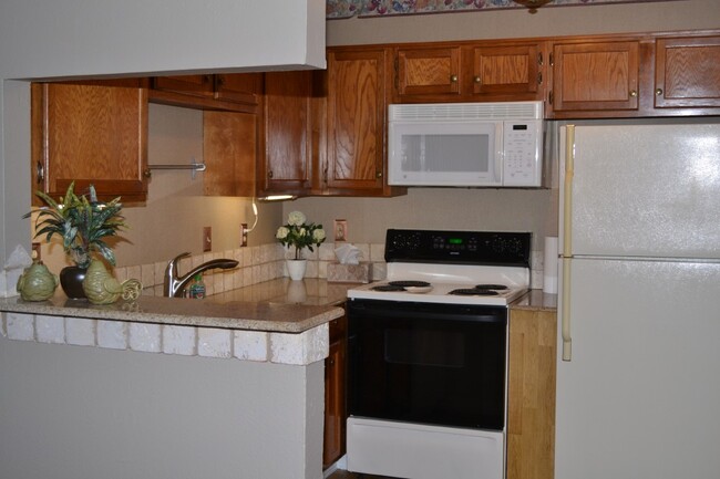 Building Photo - 18333 Roehampton Dr