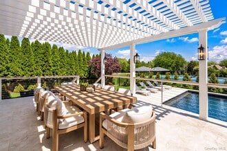 Building Photo - 4 Carriage Ln